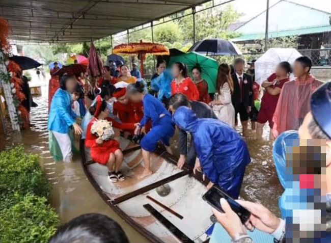 Vất vả tình cảnh đám cưới mùa lũ: Cô dâu vén váy đi giữa dòng nước ngập mênh mông, chú rể cõng vợ qua vùng nước ngập-3