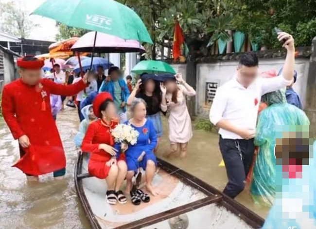 Vất vả tình cảnh đám cưới mùa lũ: Cô dâu vén váy đi giữa dòng nước ngập mênh mông, chú rể cõng vợ qua vùng nước ngập-4