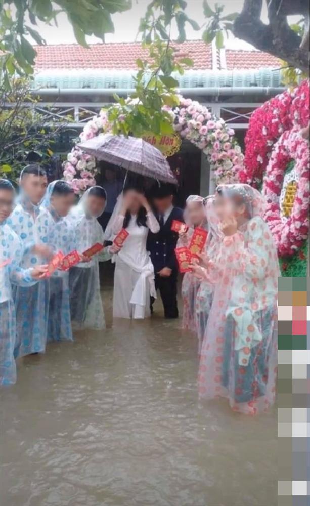 Vất vả tình cảnh đám cưới mùa lũ: Cô dâu vén váy đi giữa dòng nước ngập mênh mông, chú rể cõng vợ qua vùng nước ngập-6