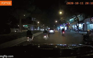 Clip: Thanh niên phóng nhanh vượt ẩu, đâm thẳng vào đuôi ô tô, tài xế không màng thiệt hại bỏ đi-1