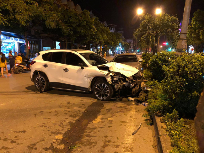Nam thanh niên lái xe Mazda gây tai nạn rồi bỏ chạy đâm hàng loạt phương tiện, 1 người đi bộ tử vong-1