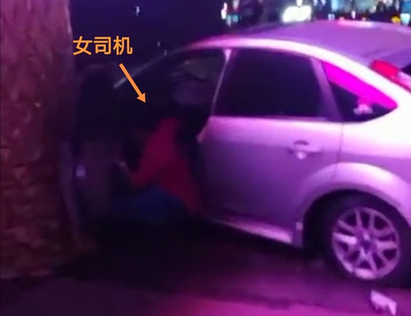 Khoảnh khắc kinh hoàng: Nữ tài xế không bằng lái bay thẳng vào toà nhà ven đường, hiện trường tan nát khiến nhiều người hoảng loạn-1