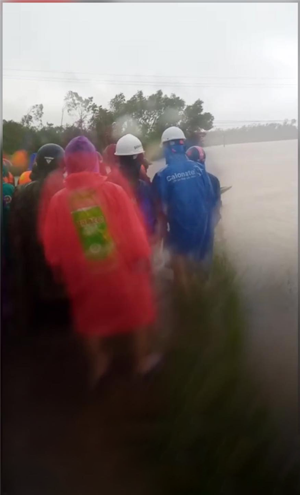 Sản phụ bị nước lũ cuốn trôi trên đường đi đẻ, chồng gào khóc trong tuyệt vọng-1