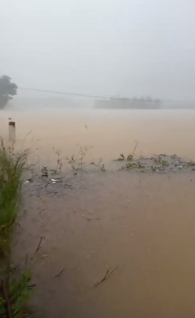 Sản phụ bị nước lũ cuốn trôi trên đường đi đẻ, chồng gào khóc trong tuyệt vọng-2