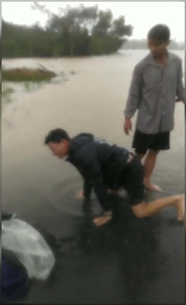 Sản phụ bị nước lũ cuốn trôi trên đường đi đẻ, chồng gào khóc trong tuyệt vọng-3