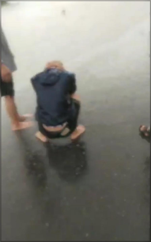 Sản phụ bị nước lũ cuốn trôi trên đường đi đẻ, chồng gào khóc trong tuyệt vọng-4