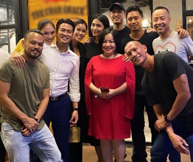 Linh Rin và Phillip Nguyễn cứ ôm nhau bất chấp trong hình chụp đôi hay ảnh gia đình, lấn lướt cả vợ chồng Hà Tăng-3