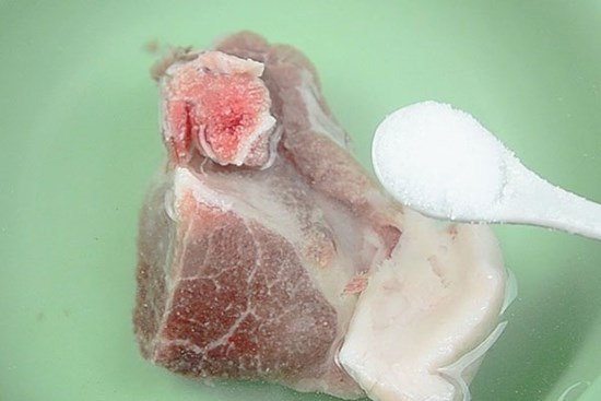 Thịt đông cứng như gạch, thêm 2 nguyên liệu này, trong 5 phút thịt mềm nấu ngay được