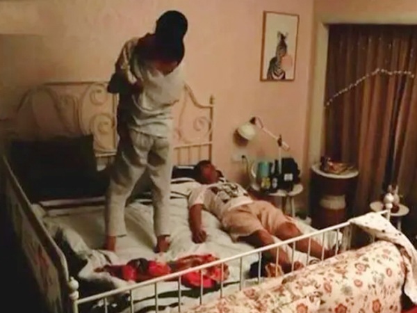 Sau sinh đêm nào chồng gạ vợ cũng quay lưng nói em mệt lắm, lén đặt camera thì chết điếng-1