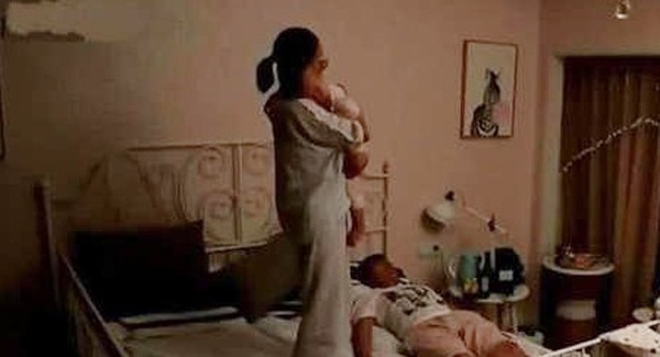 Sau sinh đêm nào chồng gạ vợ cũng quay lưng nói em mệt lắm, lén đặt camera thì chết điếng-2