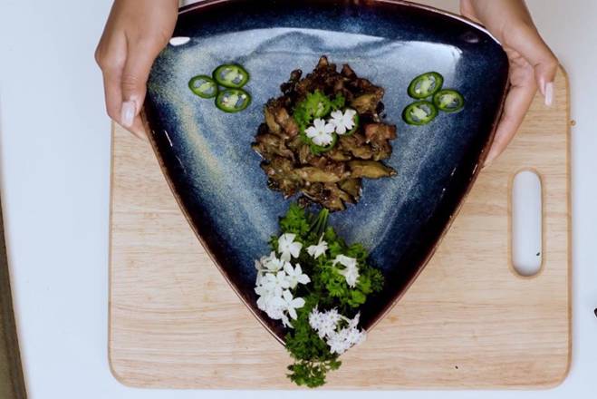 Chia tay rồi nhưng bạn trai vẫn khoái chí xem HHen Niê nấu ăn, còn khen ngon nức nở-7