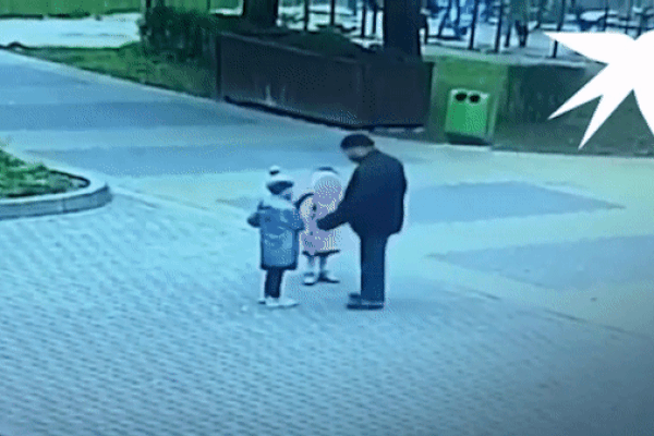 Đứng chơi trong sân nhà thi đấu, bé gái bị gã đàn ông lạ mặt cưỡng hôn, đoạn video khiến bất kỳ ai xem cũng giận run người