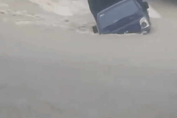 Xe tải chới với giữa dòng nước lũ, khoảnh khắc bị