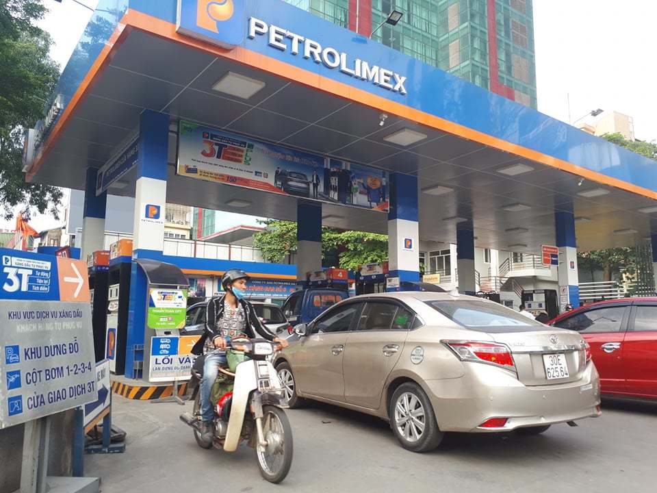 Giá xăng tăng, vượt 15 nghìn đồng/lít-1