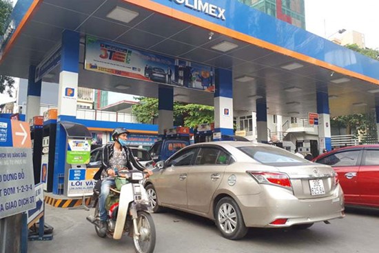Giá xăng tăng, vượt 15 nghìn đồng/lít