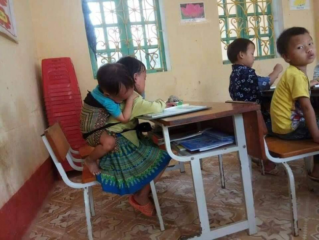 Xót xa hoàn cảnh bé gái 7 tuổi ở Yên Bái có bố đi tù, mẹ nghiện ngập, ngày ngày cõng em trai 20 tháng tuổi lên lớp học để có cơm ăn-1