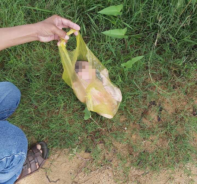 Bé sơ sinh nguyên dây rốn bị vứt bỏ trong túi ni lông ven đường-1