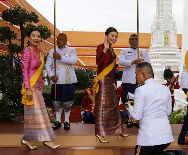 Hoàng quý phi Thái Lan xuất hiện lần đầu tiên sau khi được phục vị, đáng chú ý là biểu hiện của Hoàng hậu Suthida-2