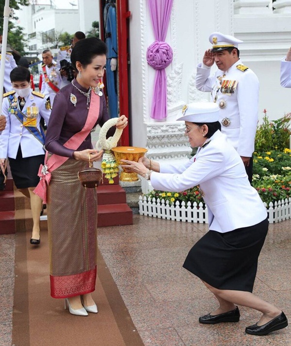 Hoàng quý phi Thái Lan xuất hiện lần đầu tiên sau khi được phục vị, đáng chú ý là biểu hiện của Hoàng hậu Suthida-3