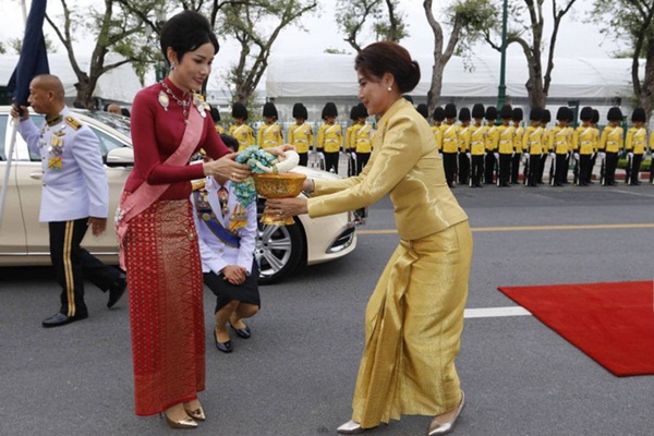 Hoàng quý phi Thái Lan xuất hiện lần đầu tiên sau khi được phục vị, đáng chú ý là biểu hiện của Hoàng hậu Suthida-5