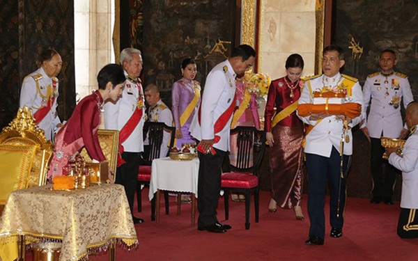 Hoàng quý phi Thái Lan xuất hiện lần đầu tiên sau khi được phục vị, đáng chú ý là biểu hiện của Hoàng hậu Suthida-9