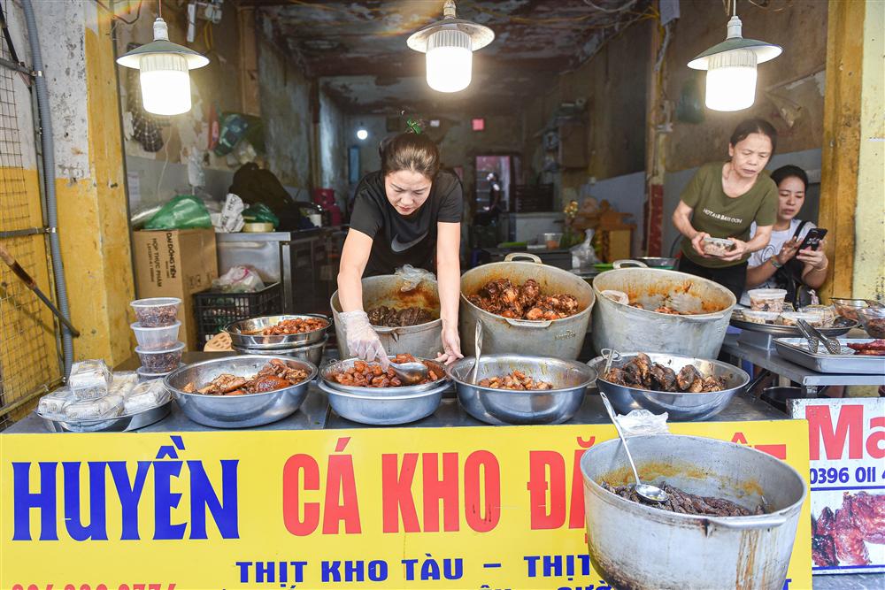 Bí mật quán cá kho phổ cổ Hà Nội, bà chủ bán 200kg cá mỗi ngày-4