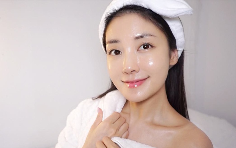 Cụ bà 60 tuổi chỉ cách nhân đôi hiệu quả dưỡng ẩm: Quan trọng nhất là bước niêm phong da nhưng chị em hay bỏ qua-8