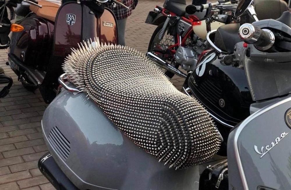 Yên xe máy chi chít đinh tán, nhìn thôi đã thấy đau, dân mạng liền kháo nhau: Chắc vòng 3 của khổ chủ bị mất cảm giác-3