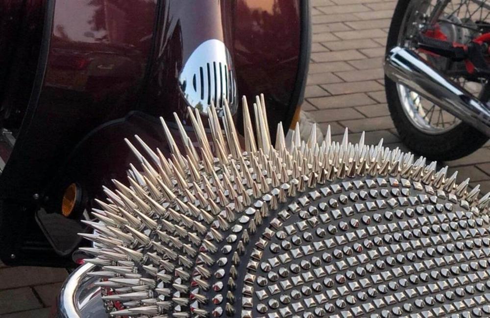 Yên xe máy chi chít đinh tán, nhìn thôi đã thấy đau, dân mạng liền kháo nhau: Chắc vòng 3 của khổ chủ bị mất cảm giác-4