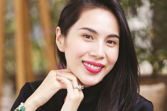 Thuỷ Tiên kêu gọi được 1 tỷ đồng chỉ trong 1 tiếng, quyết định đến miền Trung cứu trợ người dân chống lũ!