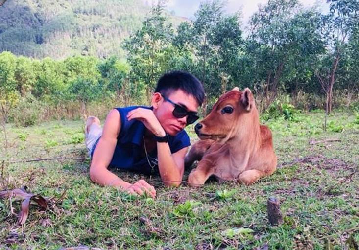 Chàng trai chăn bò Ytiet tiết lộ được mời tham gia nhiều show ở Mỹ nhưng không biết có nên đi không vì đang bận xây... nhà vệ sinh-2