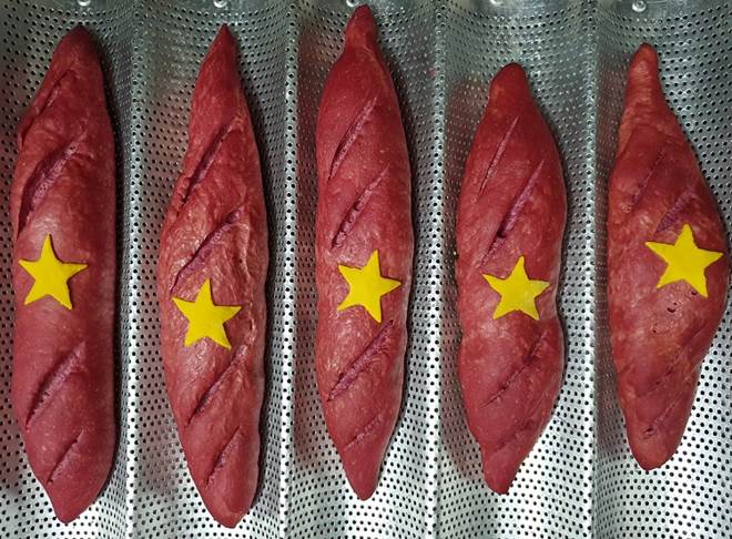 Bánh mì yêu nước” phủ sóng cộng đồng mạng, chủ quán bất ngờ tiết lộ doanh thu khủng”-3