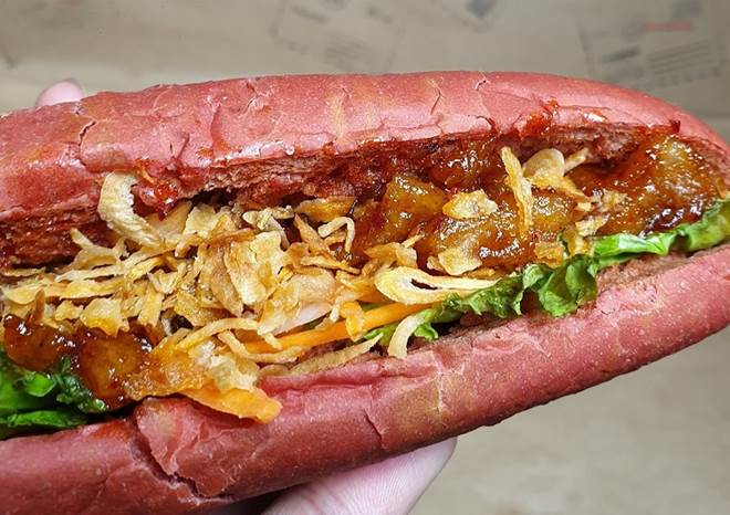 Bánh mì yêu nước” phủ sóng cộng đồng mạng, chủ quán bất ngờ tiết lộ doanh thu khủng”-4