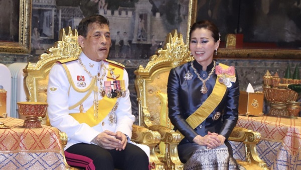 Khoảnh khắc Hoàng quý phi Thái Lan cúi chào hành lễ trước Hoàng hậu Suthida và thái độ của cả hai thu hút sự chú ý-1
