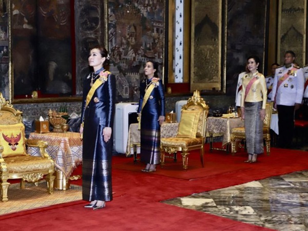 Khoảnh khắc Hoàng quý phi Thái Lan cúi chào hành lễ trước Hoàng hậu Suthida và thái độ của cả hai thu hút sự chú ý-3