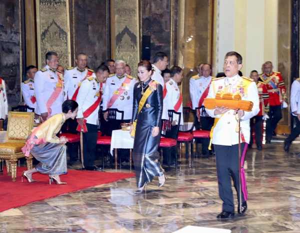 Khoảnh khắc Hoàng quý phi Thái Lan cúi chào hành lễ trước Hoàng hậu Suthida và thái độ của cả hai thu hút sự chú ý-5