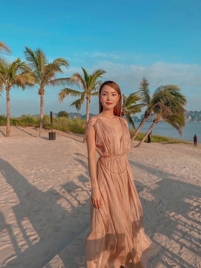 Minh Hằng chiếm spotlight đám cưới vì diện đầm xẻ sâu tận rốn-3