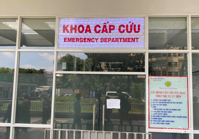 Đang ăn cơm, bé gái lớp 2 biến thành ngọn đuốc sống do xăng dầu bố mẹ trữ trong nhà đổ vào bếp bùng cháy-2