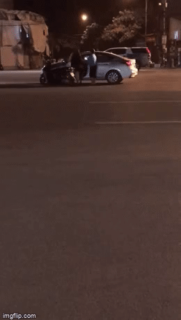 Clip: Bị bắt quả tang chở nhân tình trên ô tô, chồng hùng hổ lao xuống đấm đá cả vợ và người bạn đi cùng-1