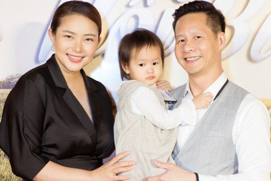 Phan Như Thảo bị dè bỉu sính ngoại vì để con nói Tiếng Anh nhưng nhìn cách dạy con của vợ chồng cô, người chê chắc muối mặt lắm