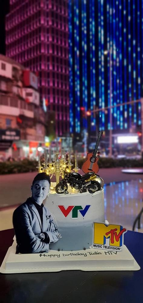 MC Anh Tuấn mở tiệc mừng sinh nhật tuổi 46 nhưng mọi ánh nhìn lại đổ dồn vào nhan sắc bà xã xinh đẹp, kín tiếng-2