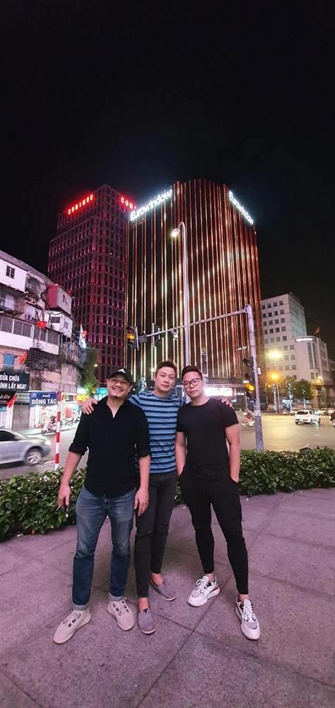 MC Anh Tuấn mở tiệc mừng sinh nhật tuổi 46 nhưng mọi ánh nhìn lại đổ dồn vào nhan sắc bà xã xinh đẹp, kín tiếng-3