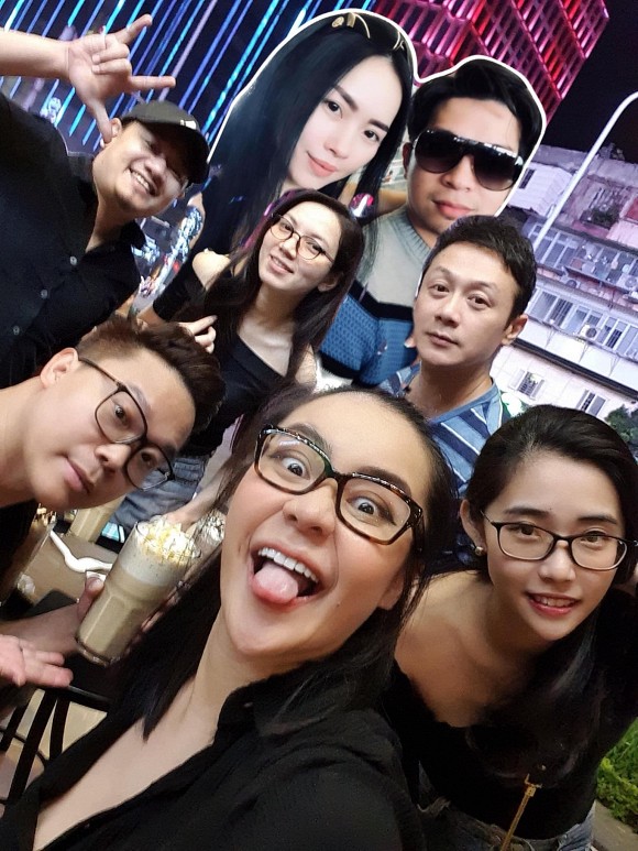 MC Anh Tuấn mở tiệc mừng sinh nhật tuổi 46 nhưng mọi ánh nhìn lại đổ dồn vào nhan sắc bà xã xinh đẹp, kín tiếng-6