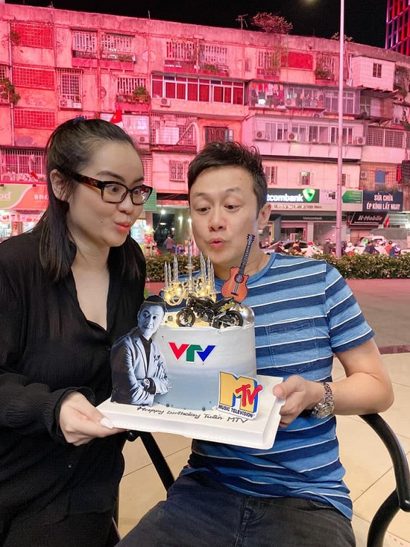 MC Anh Tuấn mở tiệc mừng sinh nhật tuổi 46 nhưng mọi ánh nhìn lại đổ dồn vào nhan sắc bà xã xinh đẹp, kín tiếng-7