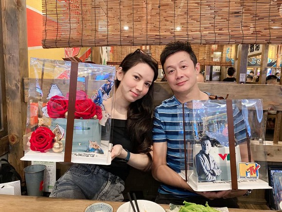 MC Anh Tuấn mở tiệc mừng sinh nhật tuổi 46 nhưng mọi ánh nhìn lại đổ dồn vào nhan sắc bà xã xinh đẹp, kín tiếng-9