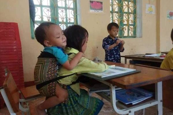 Thầy hiệu trưởng tiết lộ tin ấm lòng về bé 7 tuổi cõng em 20 tháng đến lớp học 1-1