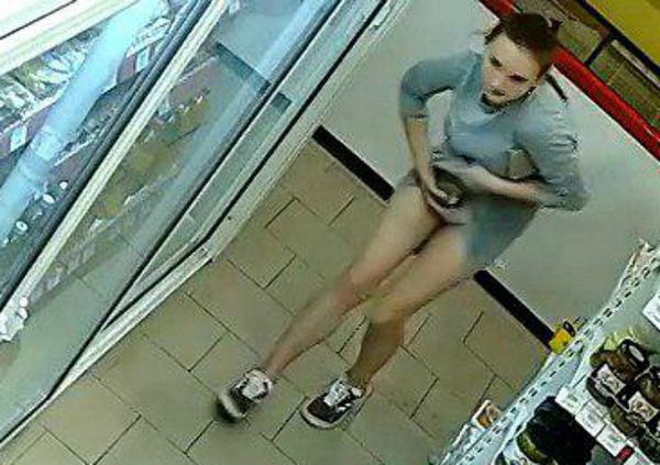 Cô gái mặc váy bó sát vào siêu thị ăn cắp đồ, cư dân mạng thắc mắc trang phục như vậy giấu vào đâu nhưng xem video rồi mới ngã ngửa-1