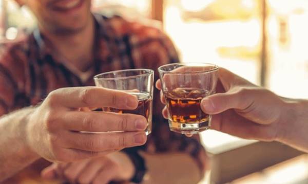 Đi ăn cỗ cưới, thằng bạn lén lấy phần mang về bị cả đám chê cười, ai ngờ nó bật lại câu này khiến ai cũng rơi nước mắt-1