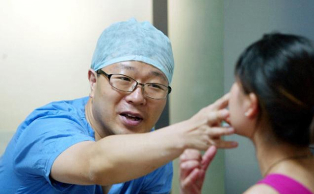 Bệnh nhi 7 tuổi bị chảy máu mũi, được chẩn đoán mắc bệnh ung thư máu, bác sĩ khuyên không nên cho trẻ sử dụng đồ chơi này-1