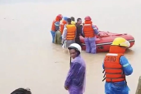 Đưa 5 người bị thương ở thủy điện Rào Trăng 4 đi bệnh viện-5